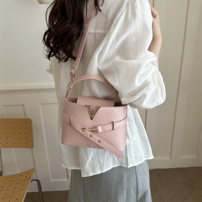 2026 New Solid Color Casual Large-Capacity Retro Style Women's Fashion Simple Crossbody Shell Shoulder Bag