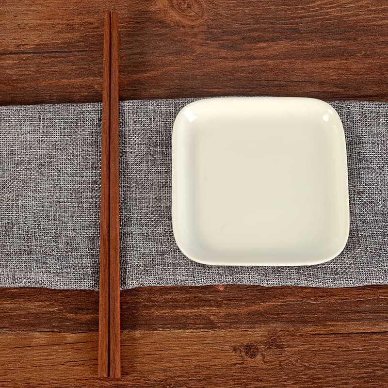 Factory-direct Dehua white porcelain condiment dishes, minimalist pure white design with optional hotel logos for sauces.