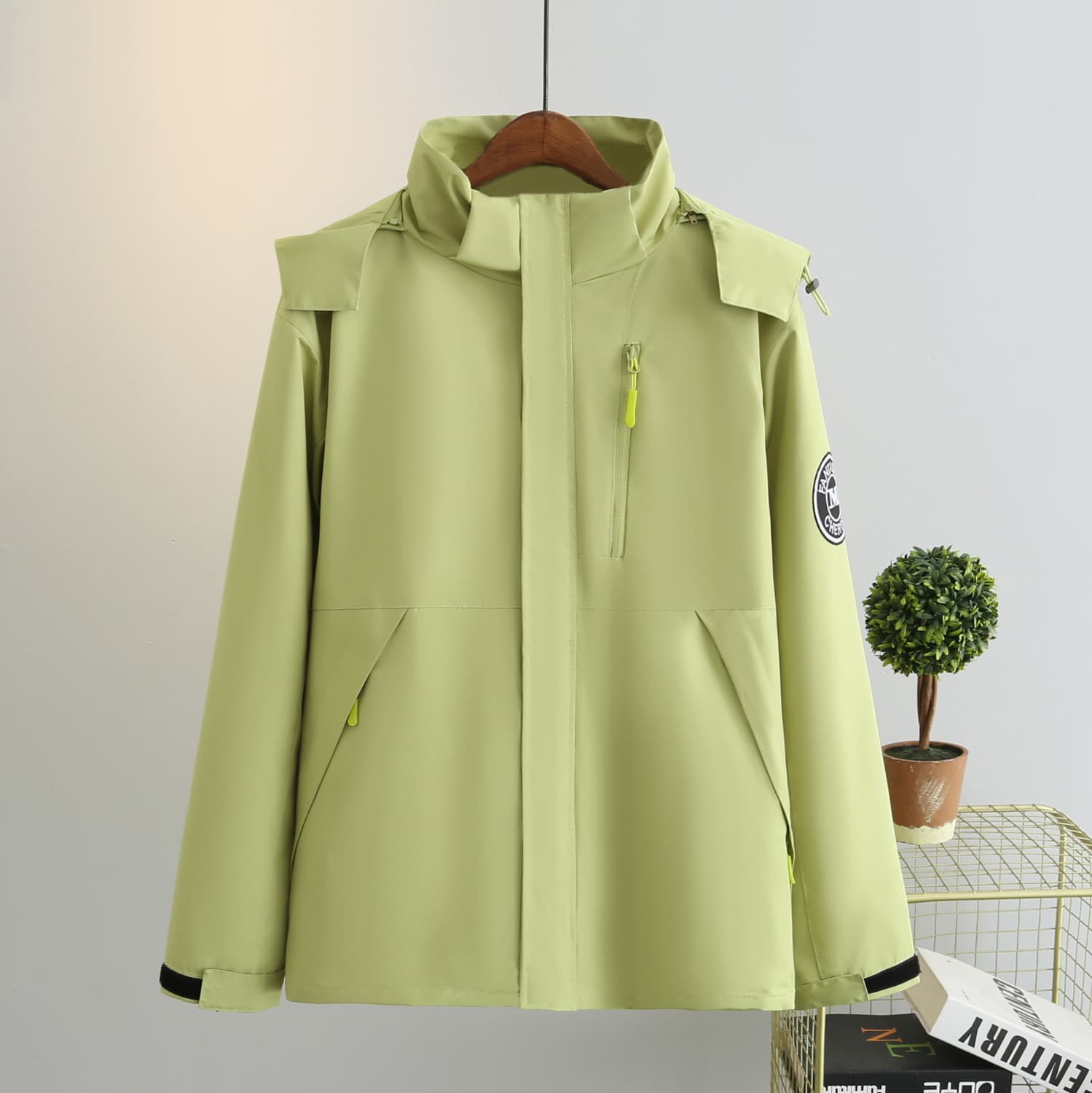 Plus Size Outdoor Mountain Climbing Windproof and Rainproof Hooded Softshell Jacket Warm Sports Curvy Women's Jacket 2607