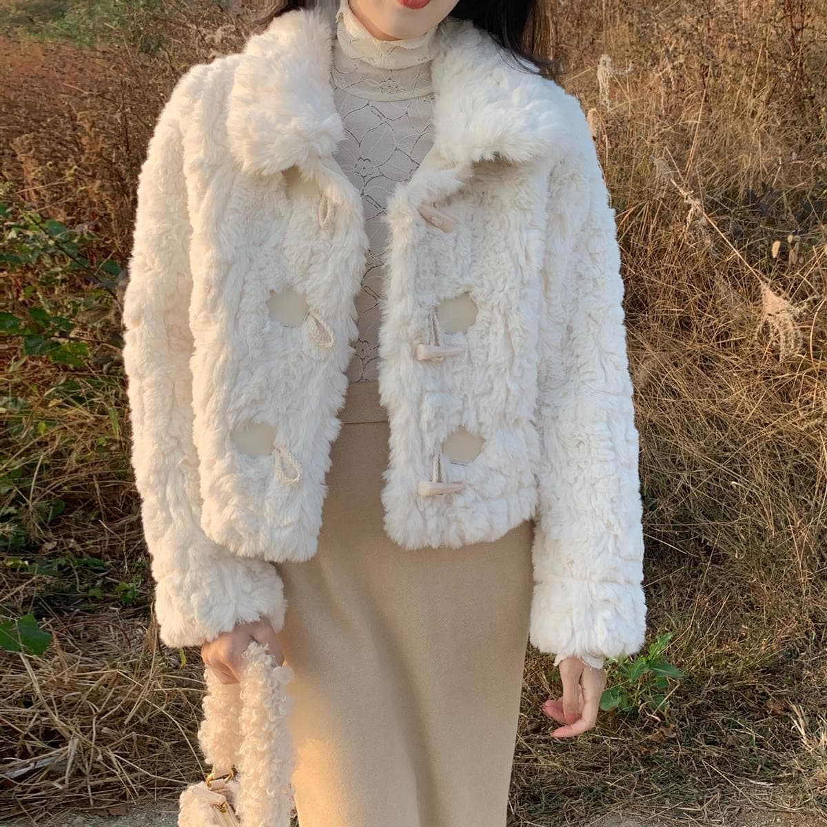 SYT Warm and Lovable Horn Button Fur-Trim Short Jacket Women 2023 New Spring Plush Top