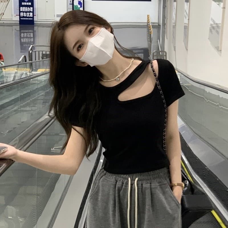 Short Black Crop Top for Petite Women, Summer Design with Hollow-Out Features, Slim Fit, Flattering, Sexy, Exposed Midriff, Short-Sleeve T-Shirt for Women in Summer