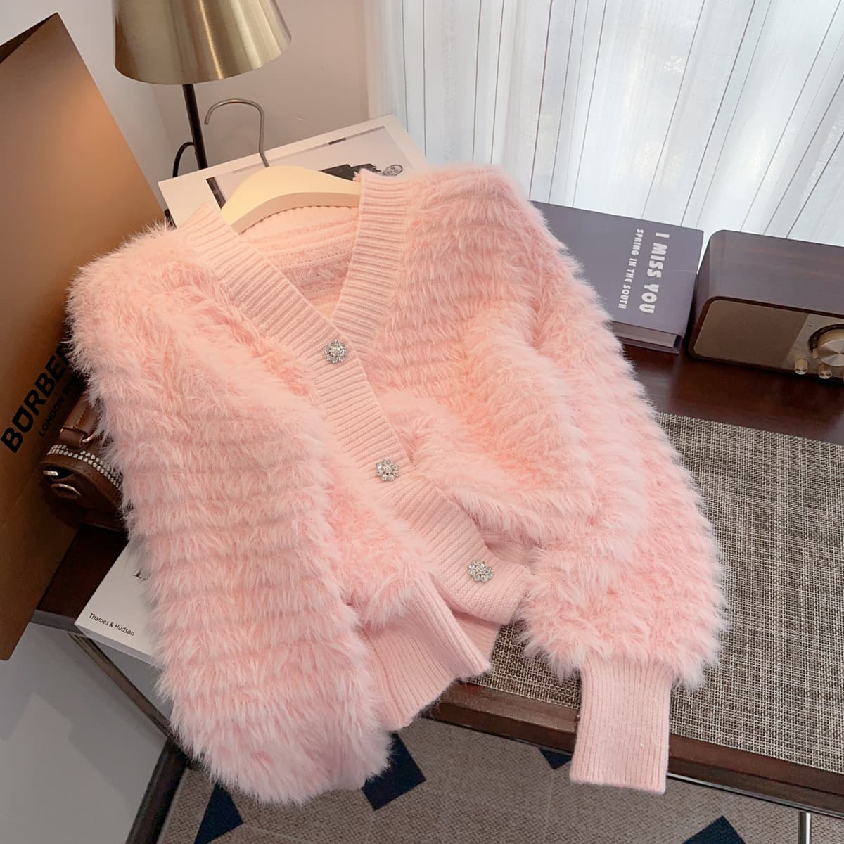 Soft and fluffy faux mink fur sweater coat for women, autumn/winter high-end short super cute V-neck knit cardigan top.