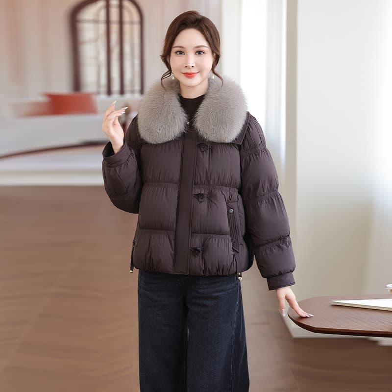 2025 Winter New Fashion Mom's Down Jacket Short Style with Large Fur Collar, Thickened Outerwear for Middle-Aged and Elderly Women