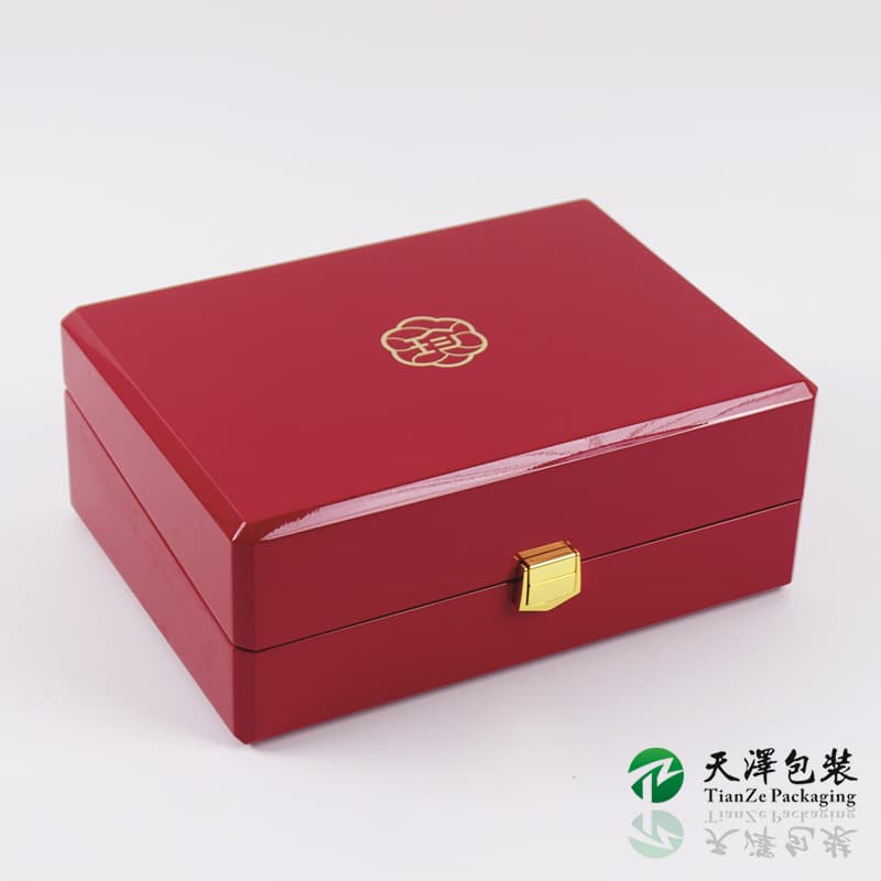 Custom-made lacquered wooden boxes, gold jewelry packaging boxes, piano lacquer holiday gift boxes.