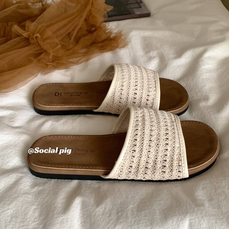 Retro comfortable flat sandals for women summer outer wear 2026 new style with skirt woven beach vacation flip flops