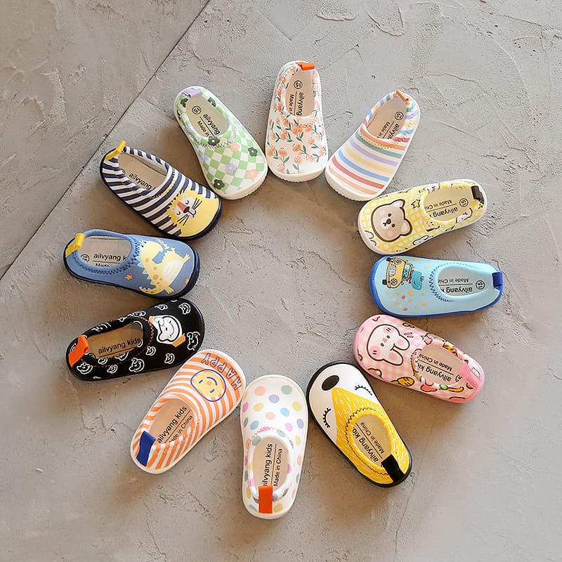 Japanese style children's elastic slip-on shoes, boys' and girls' cartoon-themed walking shoes, indoor slip-on shoes for toddlers aged 1-4 years.