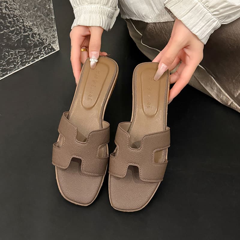 2026 vacation slippers Korean version Internet celebrity one-word outer wear flat bottom versatile fashion soft leather beach summer new adult