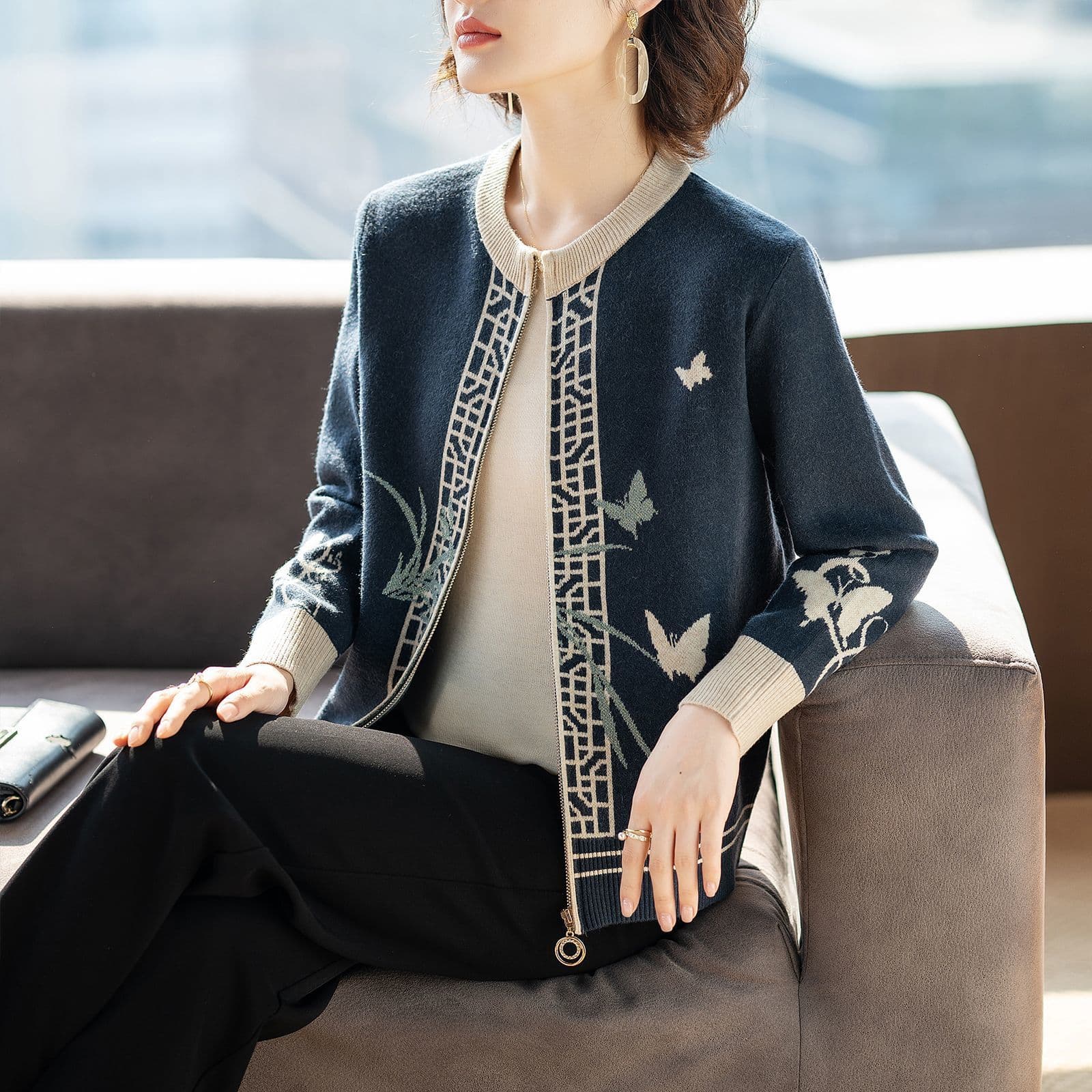 Stylish spring and autumn coat for middle-aged and elderly women, fashionable sweater jacket, new spring style.
