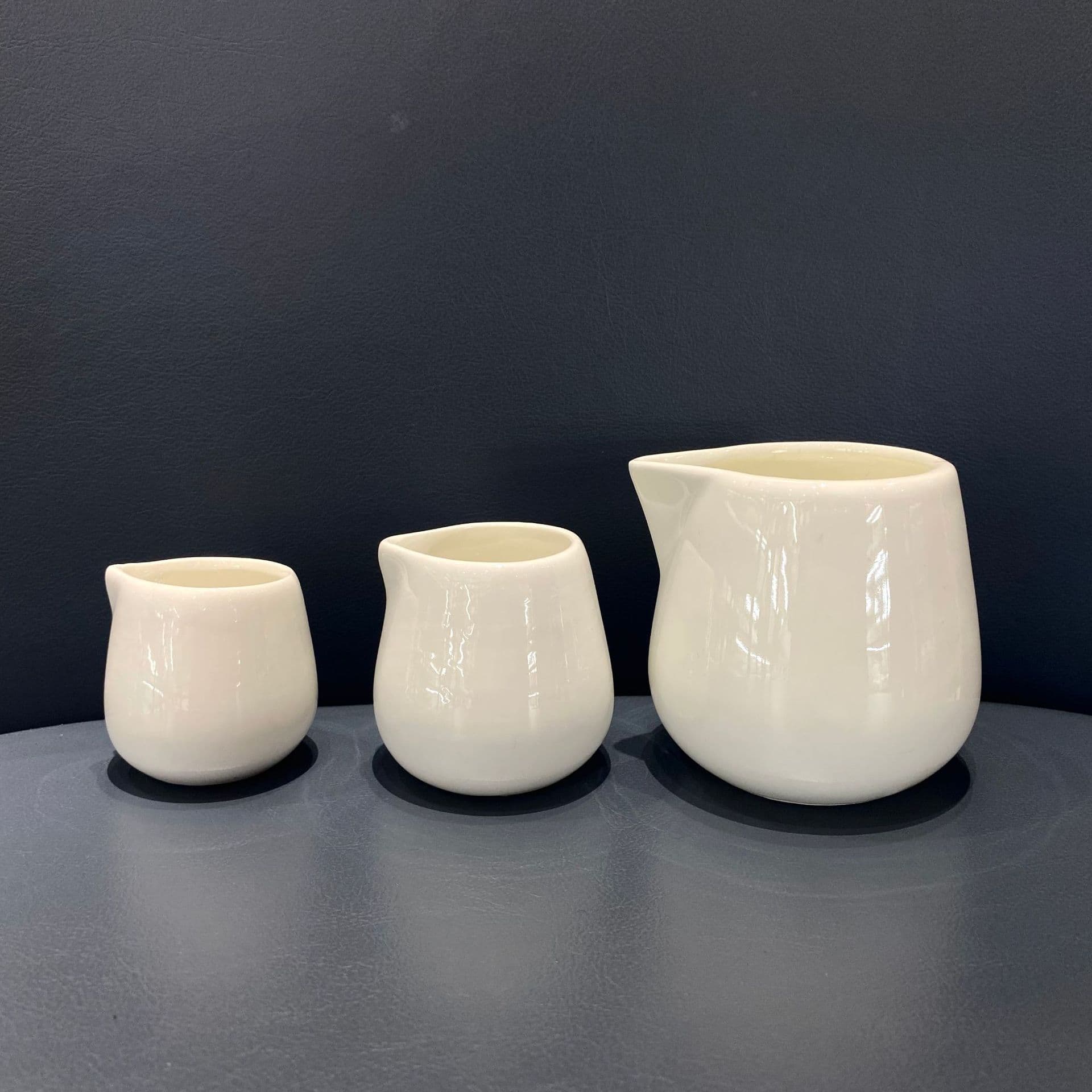 Ceramic underglaze colored milk spoon, white creative coffee milk jug, sugar jug, milk pitcher, handleless or handled milk cup, Western-style sauce cup.