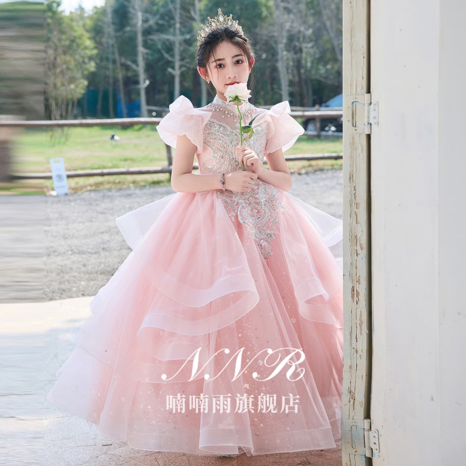 Pink girl dress, beautiful girl princess dress, high-end luxury niche host, children's piano performance