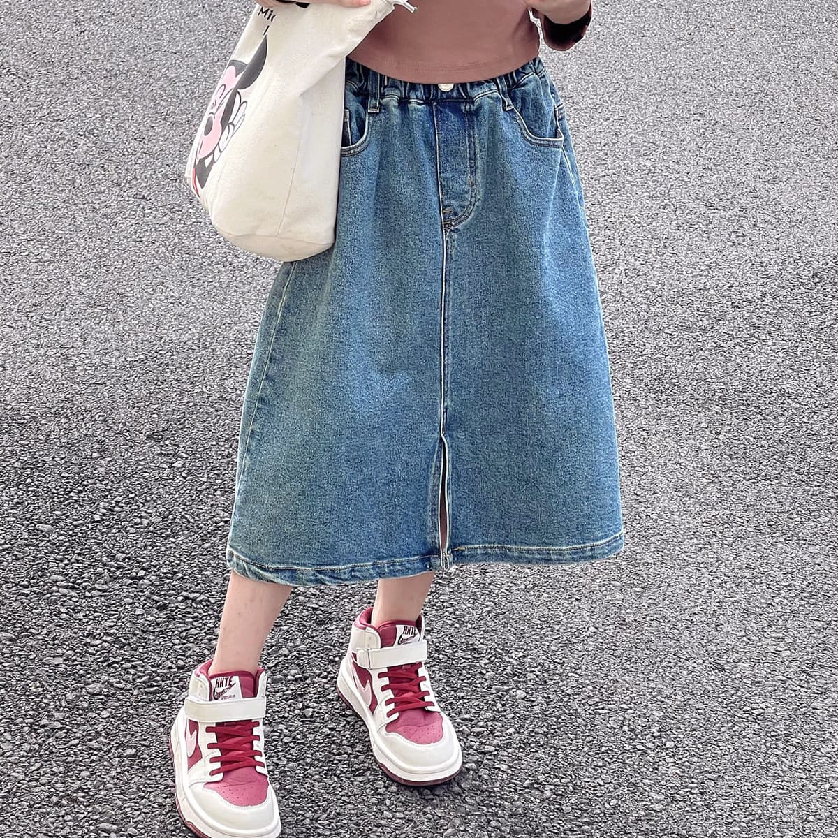 Korean-style retro denim midi skirt for junior and senior high school students, 2025 autumn style, denim skirt for older children with slits, Instagram style.