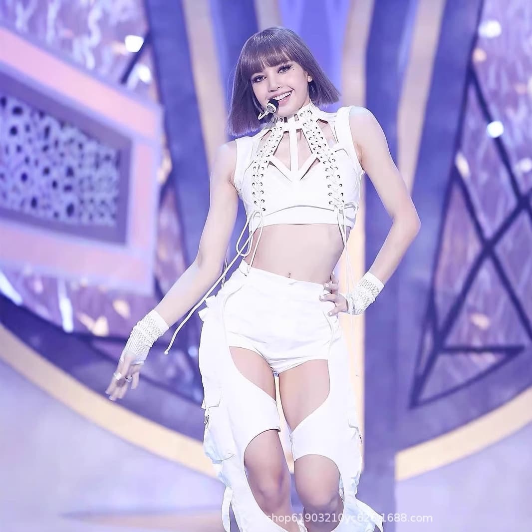 Lisa's performance outfit, a high-end and stylish jazz dance costume for female singers, is a must-have for trendy women.