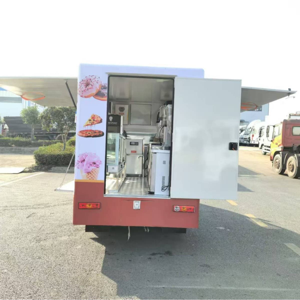 Export-oriented multimedia mobile advertising vehicle, large outdoor LED color screen advertising vehicle.