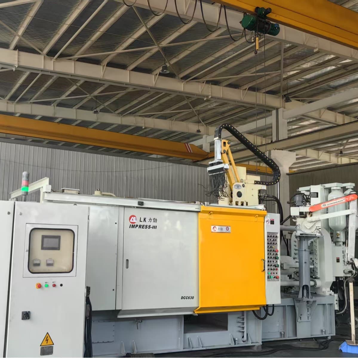Cold chamber aluminum die casting machine, imported from Lijin, Yizumi, and Haitian, energy-saving and high-efficiency fully automatic cold-compression chamber die casting machine.