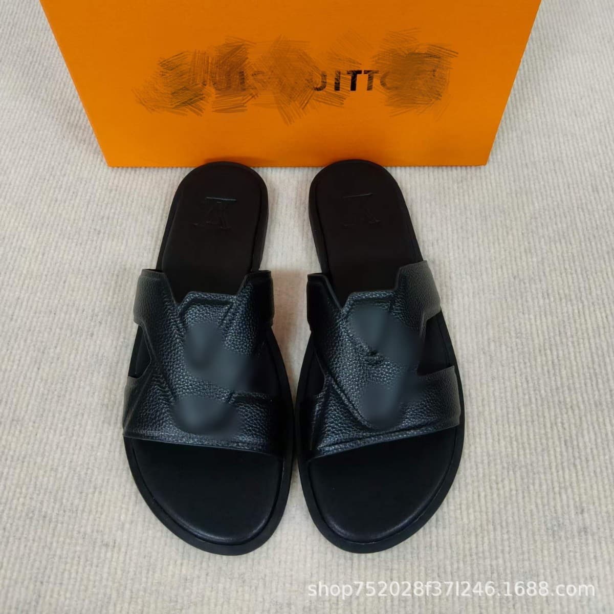 European and American new style L. men's and women's beach shoes, Korean style Internet celebrity fashion slippers, outer wear, home wholesale supply