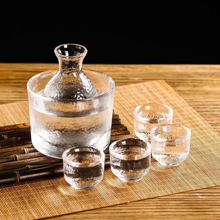 Guizhongtang Japanese Sake Set, Glass Warm Wine Pot with One-Ounce Liquor Cups for Home Use
