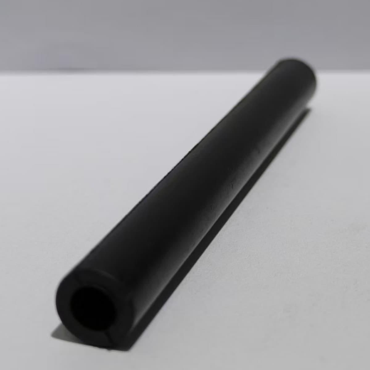 Black hollow rubber rods for industrial use, wear-resistant rubber tubes, various sizes of hollow rubber cylindrical accessories available.