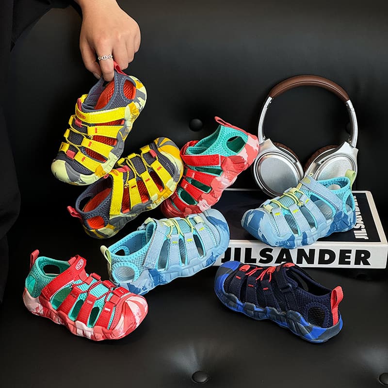 Factory Wholesale Kids Shoes Children's Beach Sandals 2025 New Toe-Cover Soft Sole Boys Girls Sandals Anti-Slip Middle Small Children
