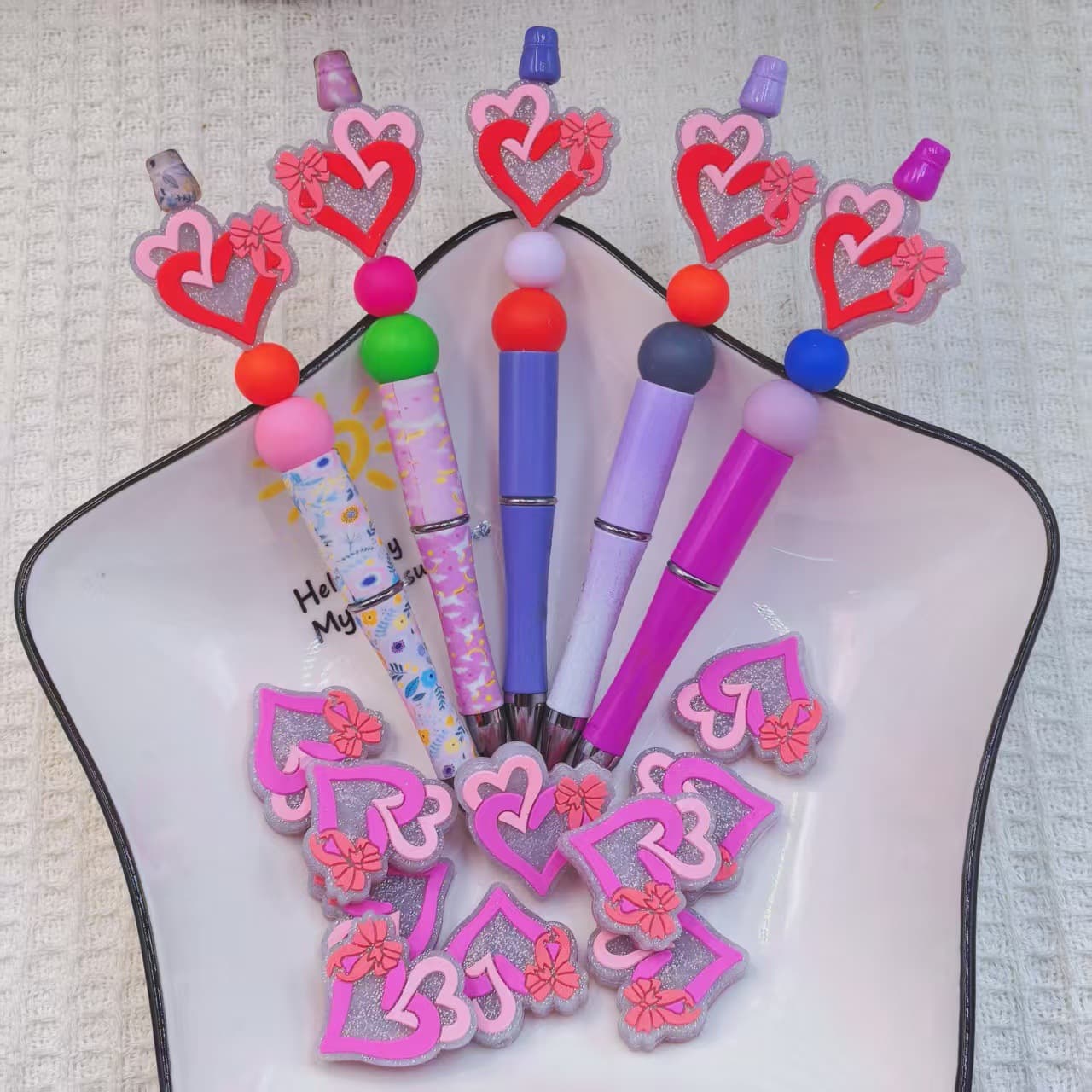 Cross-border hot-selling flat heart-shaped cartoon beads, factory wholesale, in-stock DIY silicone cartoon beads