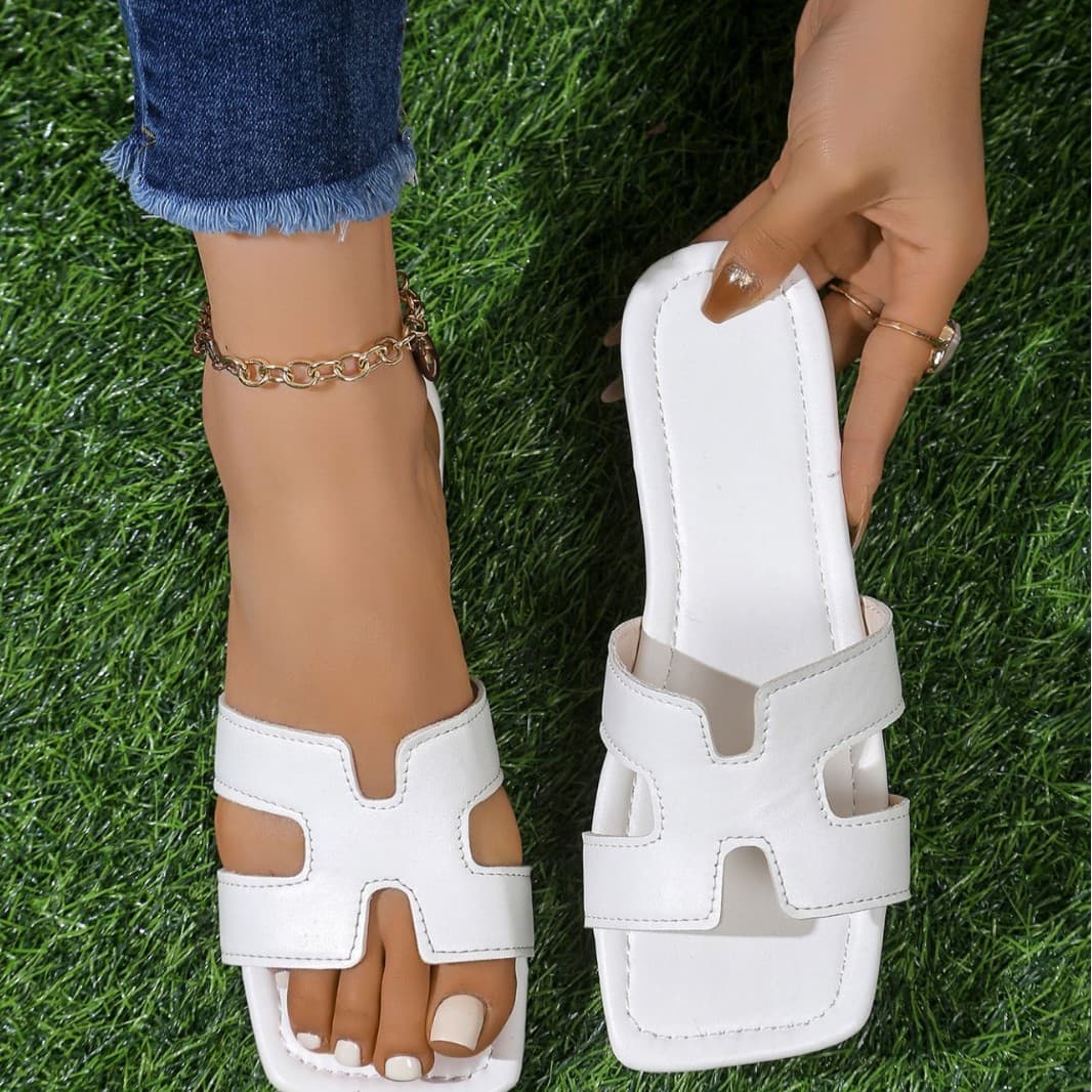 2026 Fashion Flat Square-Toe Women's Outdoor Slippers, French Fairy Beach Style, Chic & Versatile