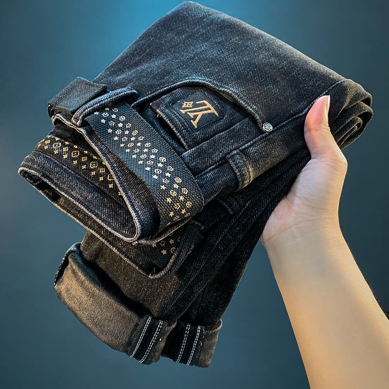 High-end luxury men's jeans, winter 2024, fleece-lined and thickened, casual embroidered warm pants, slim-fit tapered leg men's trousers.