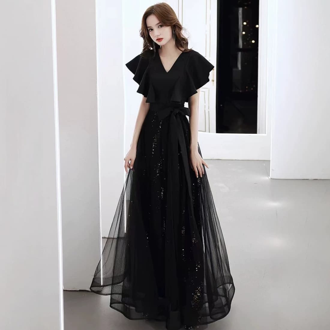 Black V-Neck Evening Gown for Women, Elegant Banquet Dress for Socialites, Students, Art Exams, Hosts, Choir Performances, and Runway Shows