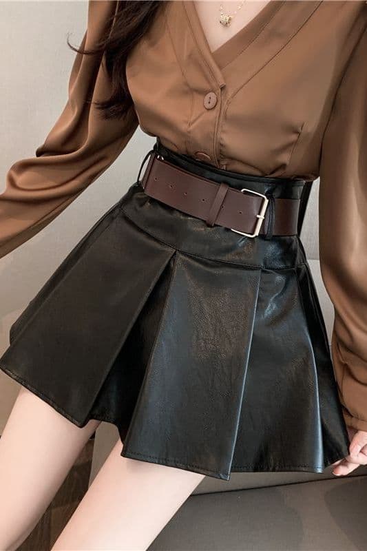 Black high-waisted leather mini skirt for women, plus size, slimming, retro style, perfect for winter.