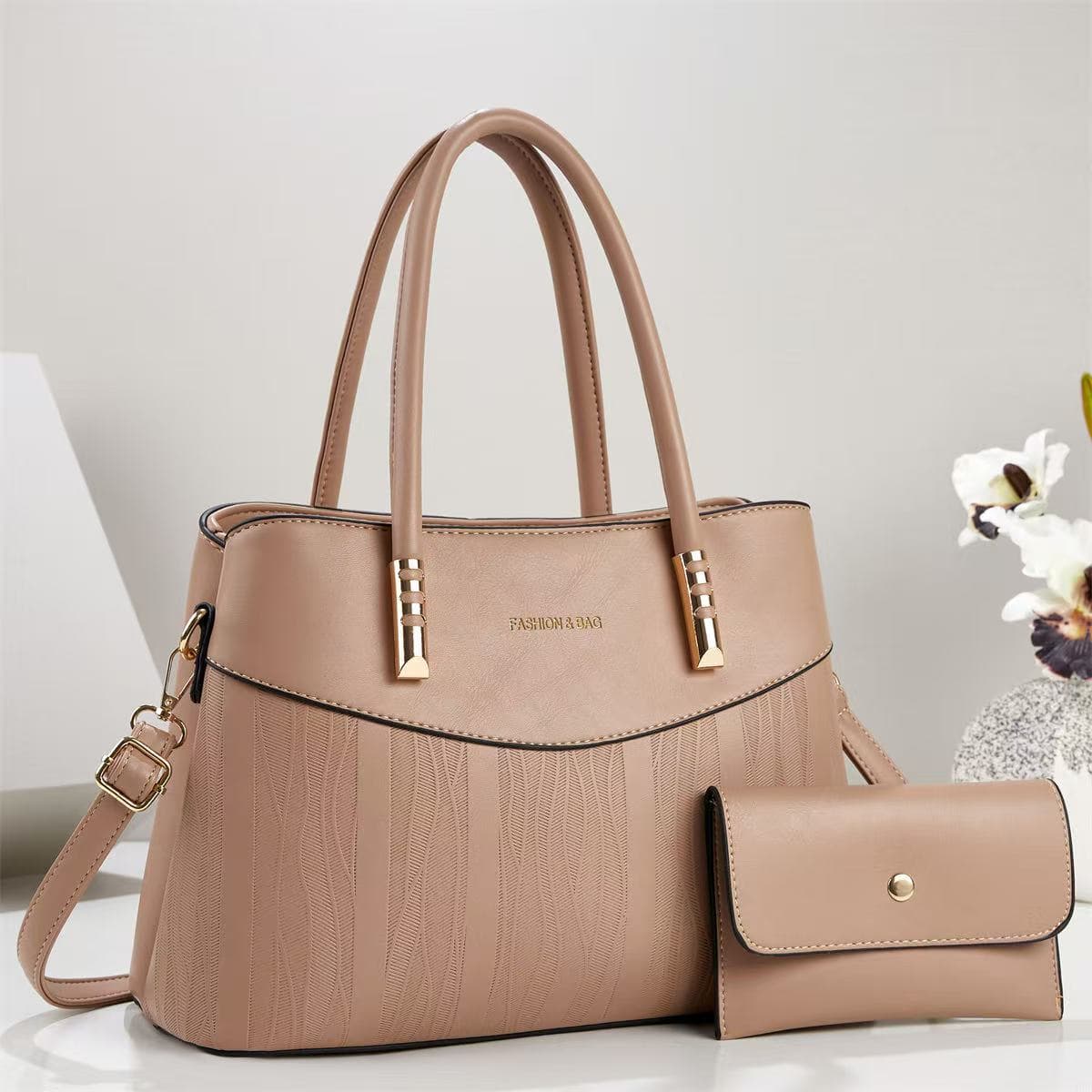 Refreshing, soft and portable handbag, popular style for young ladies commuting and traveling. Manufacturer with straight hair and good looks.