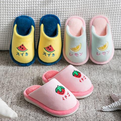 Cute cartoon children's cotton slippers, warm and non-slip for girls and boys, perfect for autumn and winter, suitable for home use and parent-child use.