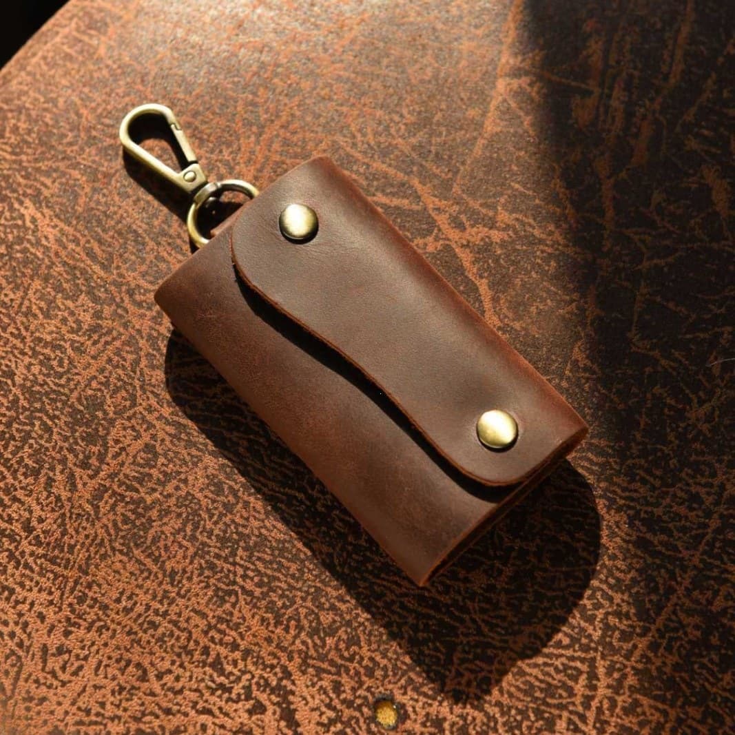 Vintage Top-Grain Leather Key Case for Men, Snap Button Style, Handheld Car Key Bag, Outdoor Portable Storage Keychain