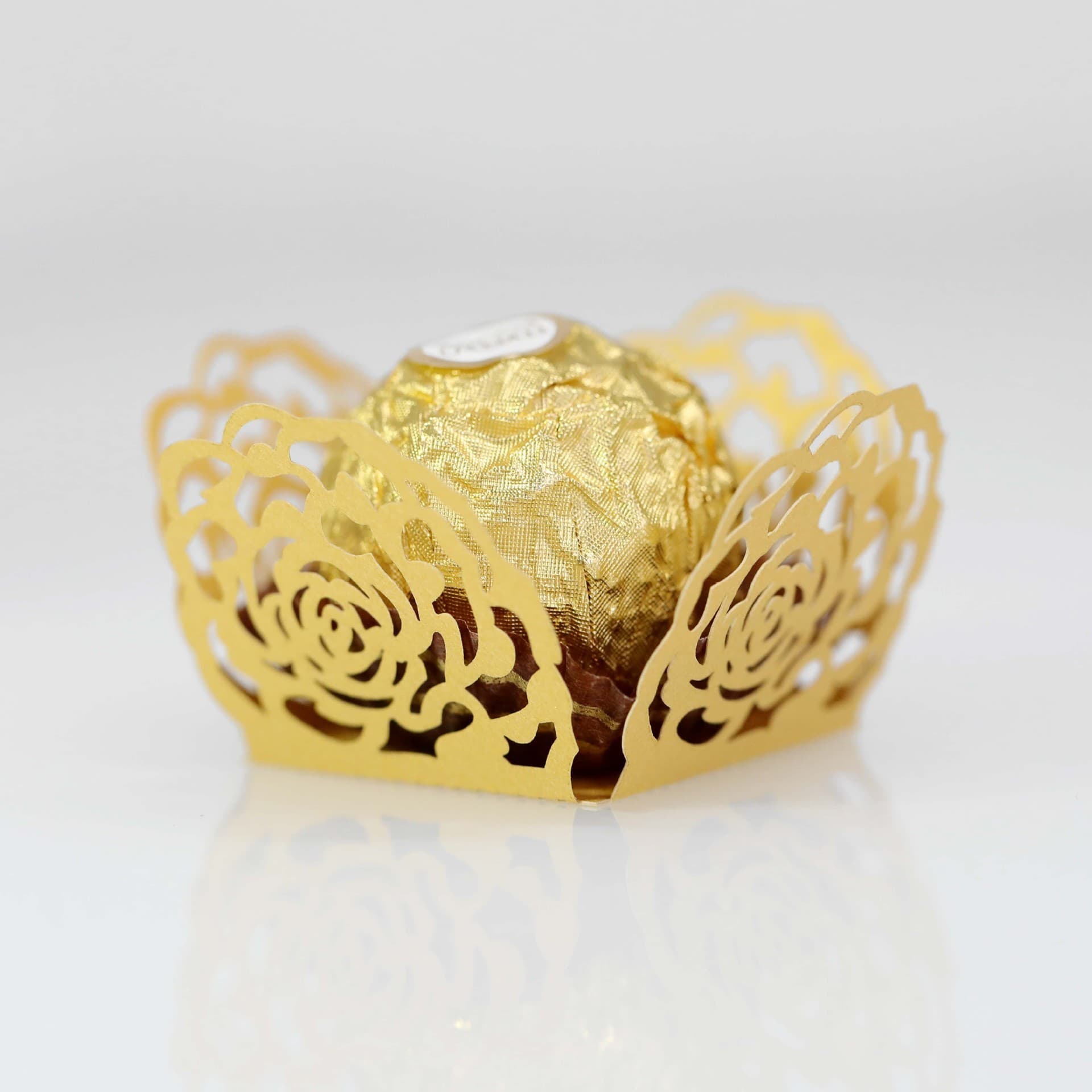 Cross-border direct selling Valentine's Day laser hollow rose chocolate paper lace wedding sugar box Zhejiang spot wholesale