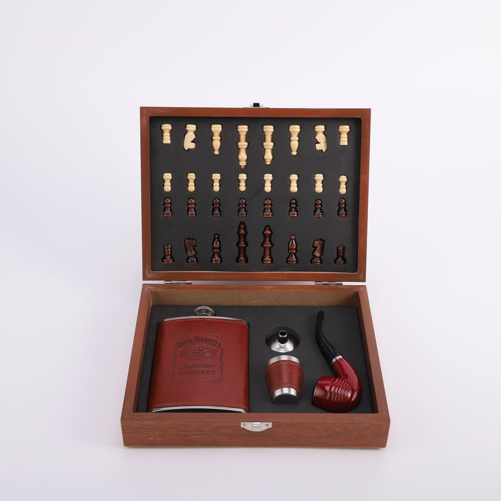 Outdoor metal flask with stainless steel leather cover, cups, chess set, leather-covered wooden box, gift set.