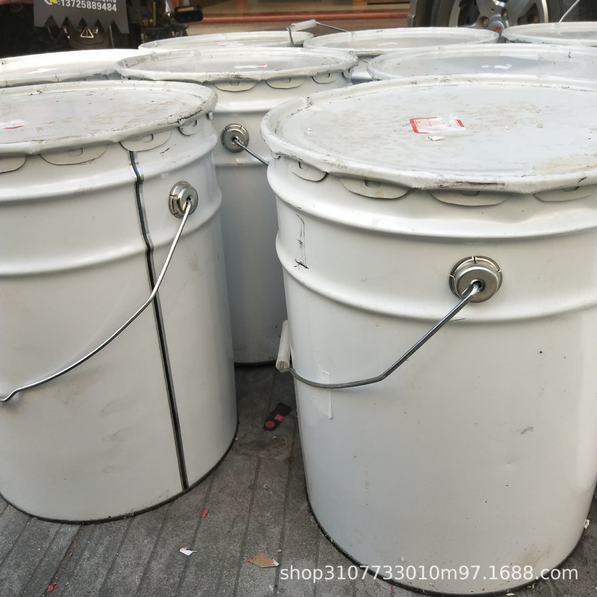 Liquid Styrene-Butadiene Rubber with 10,000 molecular weight, used for modifying polymer materials, wires and cables, friction products, etc.