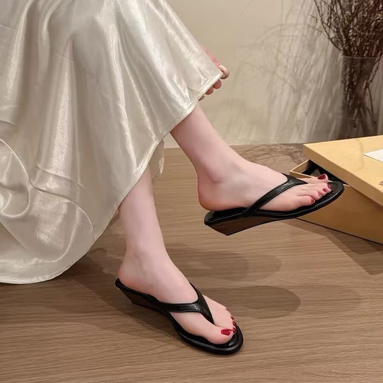 2026 New Black, Brown, and Apricot Three-Color Matte Suede Toe-Thong Strap Kitten Heel Sandals Lightweight Mature Look