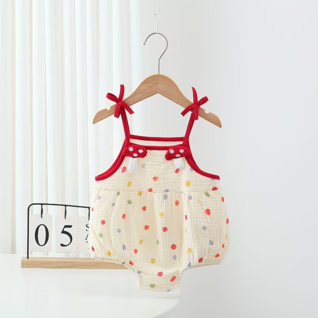 Baby summer new sleeveless one-piece sweet and cute baby girl polka dot mushroom sling triangle romper