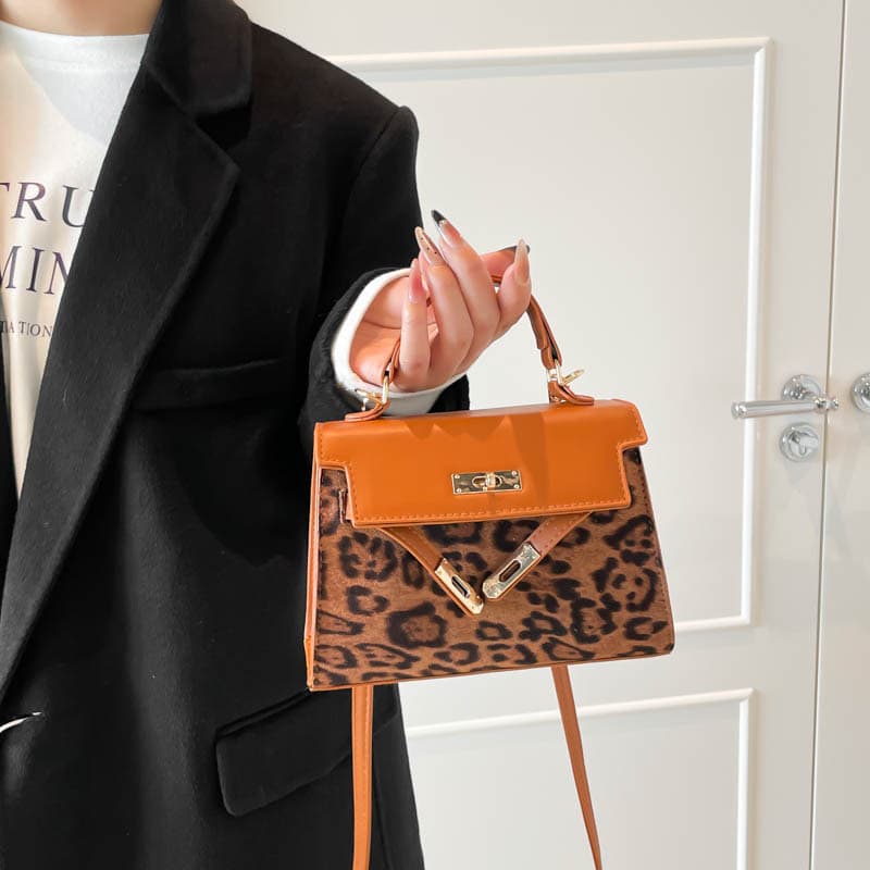 Retro niche handbags for women 2025 autumn new fashion Kelly bag shoulder bag portable crossbody small square bag