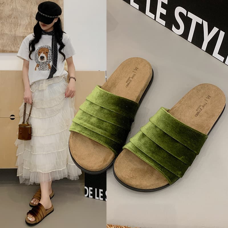 Trendy Pleated Soft Flat Sole Slippers for Women Summer 2026 New Style Beach Vacation Sandals to Match Dresses