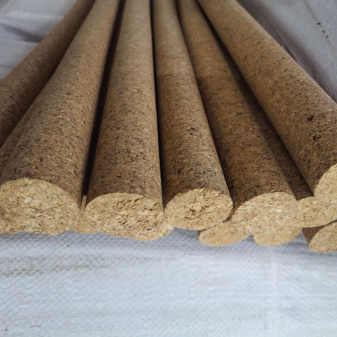 Medium to coarse-grained cork sticks, Φ16mm to 25mm x 640mm; Φ28mm to 155mm x 1000mm.