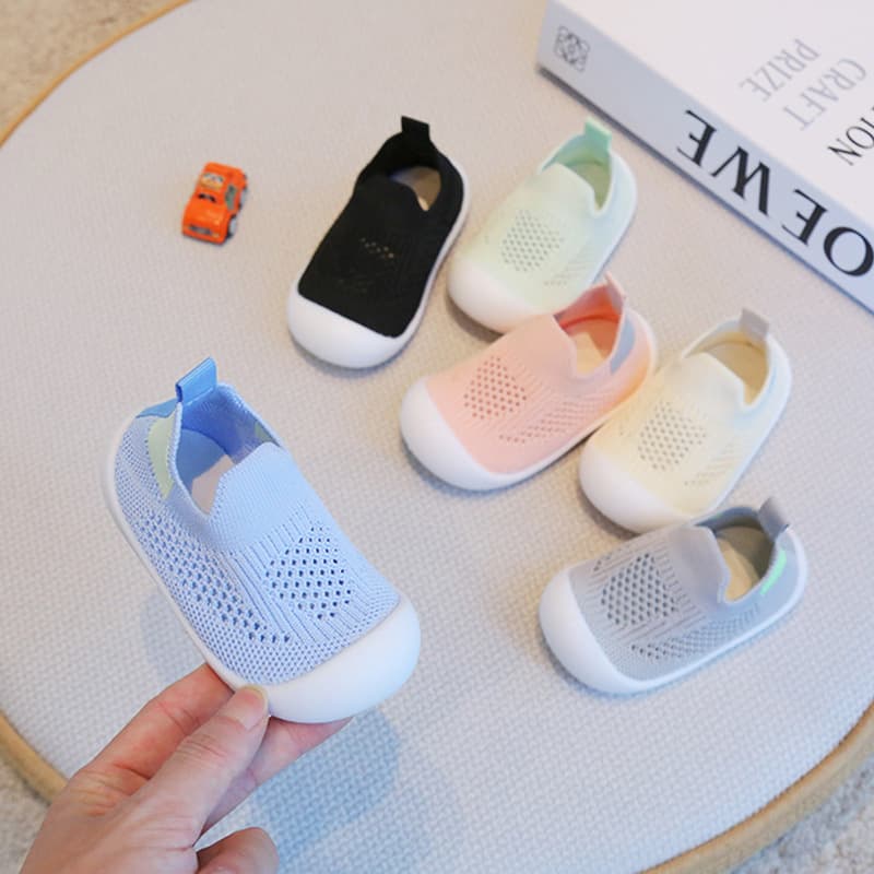 Breathable Fly Knit Mesh Kids Casual Shoes Candy Color Baby Soft Sole Walking Shoes Boys Girls Step-by-step Shoes Anti-collision