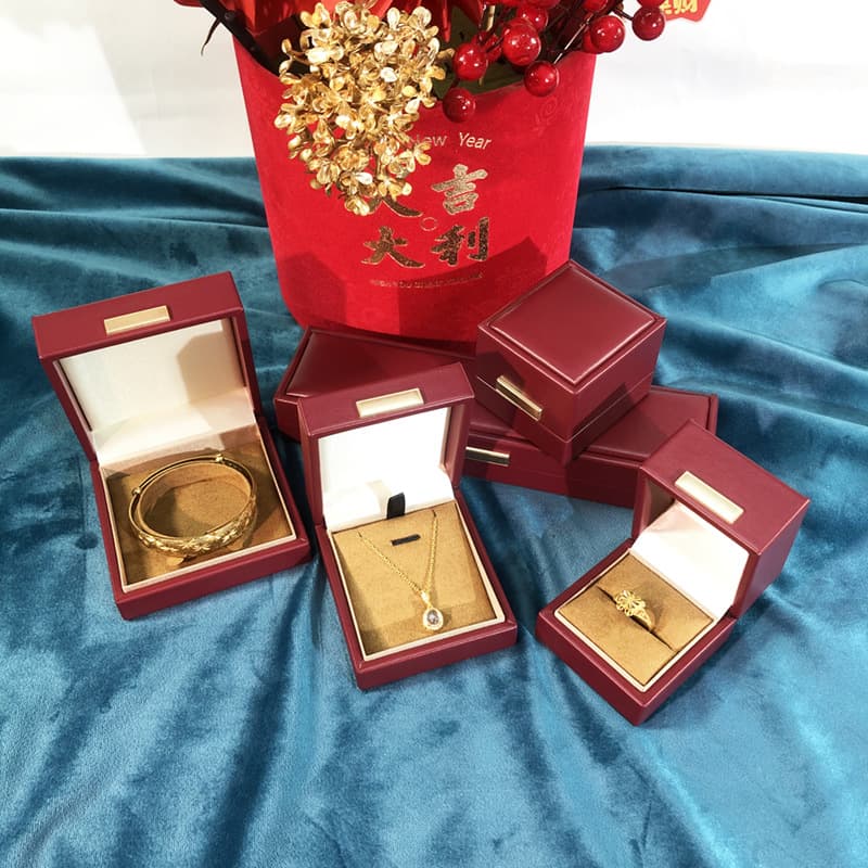 Gold Label Raised Edge Metal Frame Jewelry Box, Red Sheepskin Contrast Color Jewelry Box for Gold Rings, Bracelets, and Accessories
