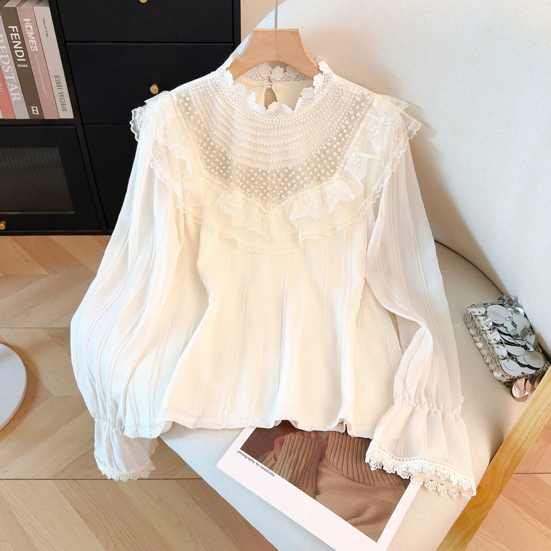 New Chinese style round neck lace bottoming shirt for women 2026 spring and autumn new style top that can be worn inside and outside with a high-end feel