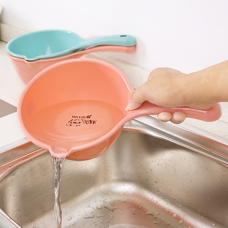 Essential Household Plastic Water Scoop for Drifting, Bathroom Children's Baby Bath Water Scoop, Thickened Water Ladle Wholesale