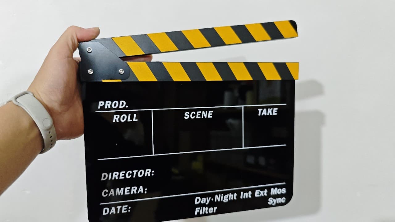 Acrylic clapperboard, yellow striped blackboard with English text, movie clapperboard, acrylic clapperboard, 30*24