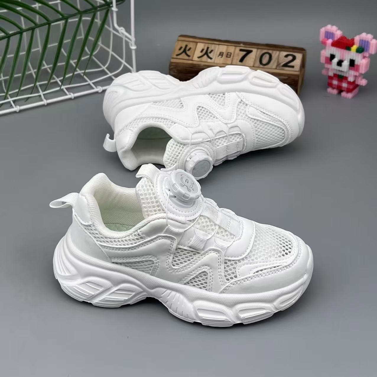2026 Spring/Summer New White Sneakers for Kids, Boys and Girls, Ultra-Light Sole Performance Sneakers, Dad Shoes with Rotating Buckle