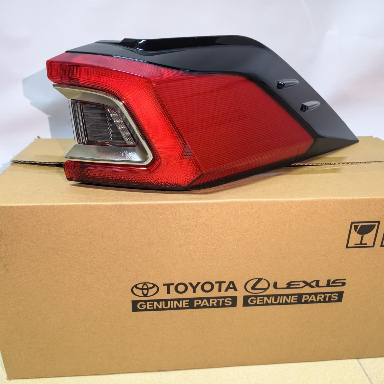 Toyota RAV4 Outer Tail Light Brake Light LR OEM Quality, OE: 815600R100, 815500R100
