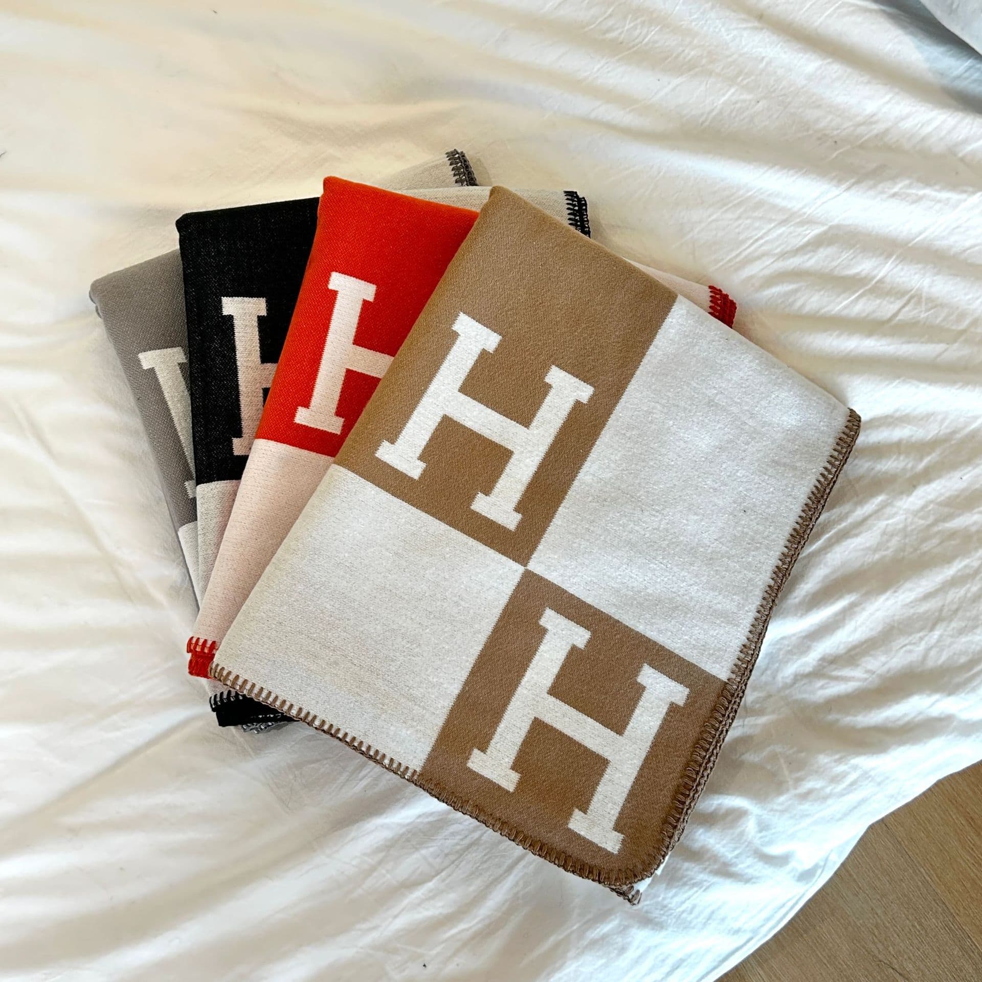 Ins Cross-border H Letter Air Conditioning Blanket, Modern Minimalist Imitation Cashmere Warmth, Office Travel Airplane Blanket Same Style