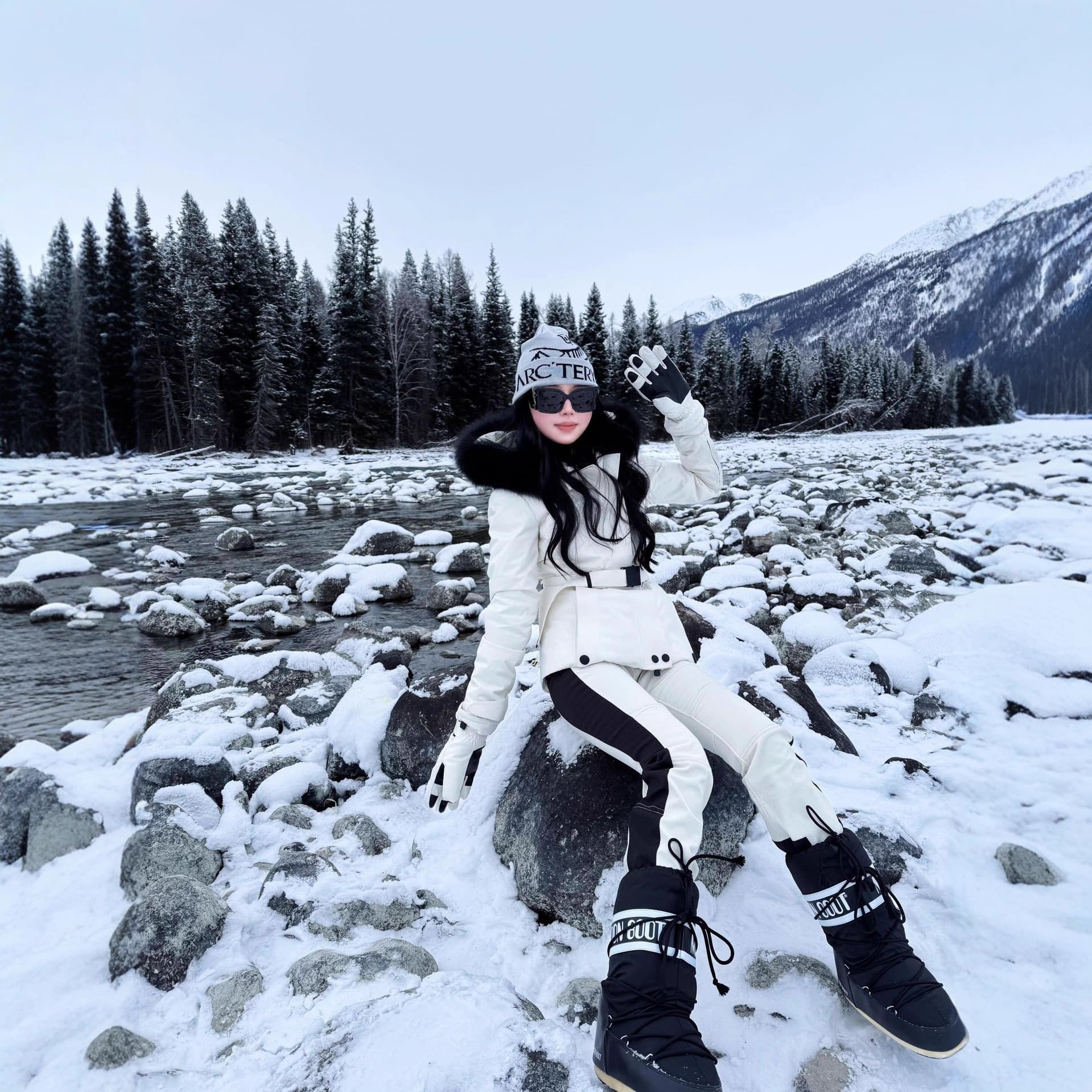 Meng Mouth Down Jacket 2025 Women's Waist 90 White Goose Down Fashionable Big Fur Collar Fox Fur Pinghu Down Jacket Slimming