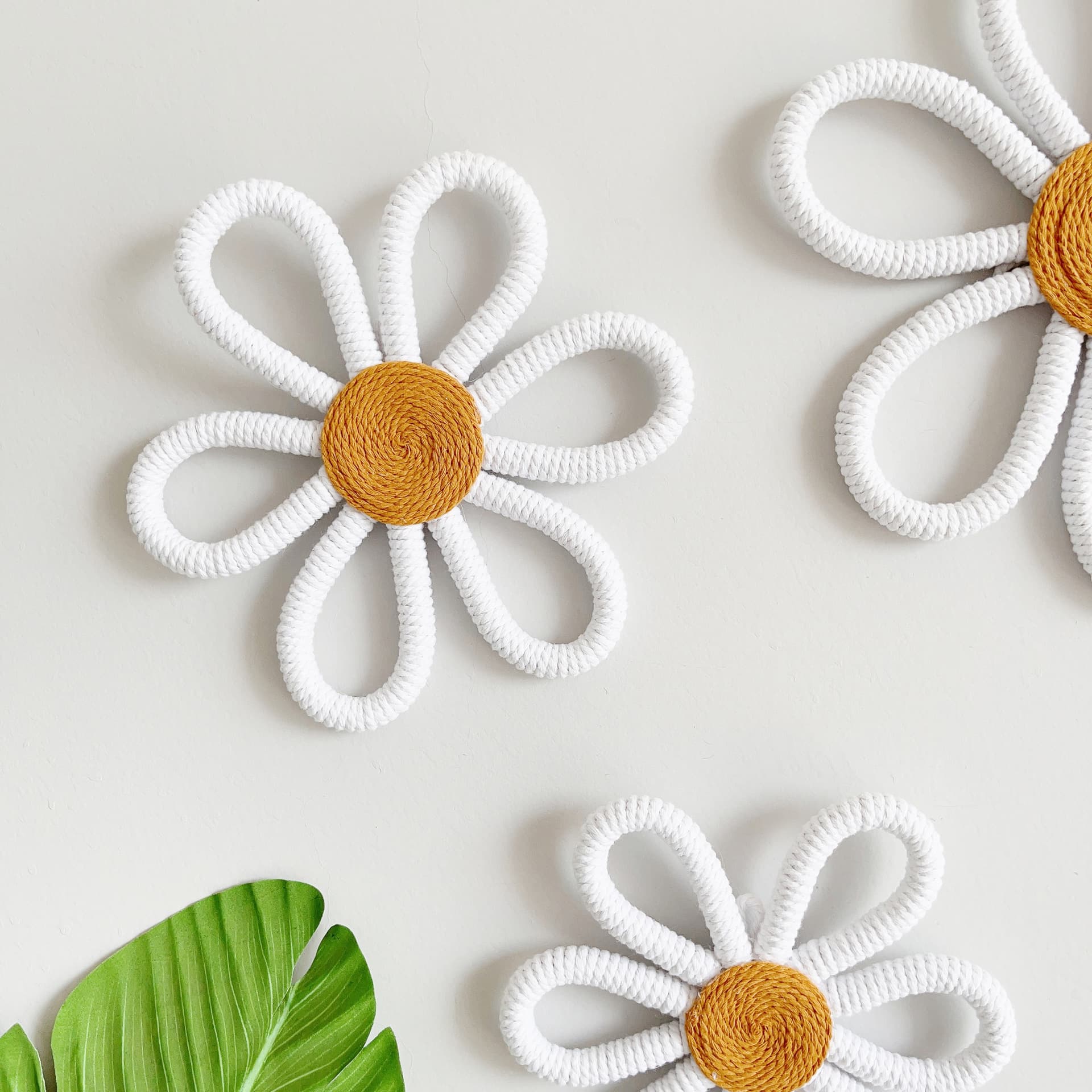 Bohemian children's room decoration, daisy woven lace wall hanging, home decor for baby girls and kids' wall flower ornament.