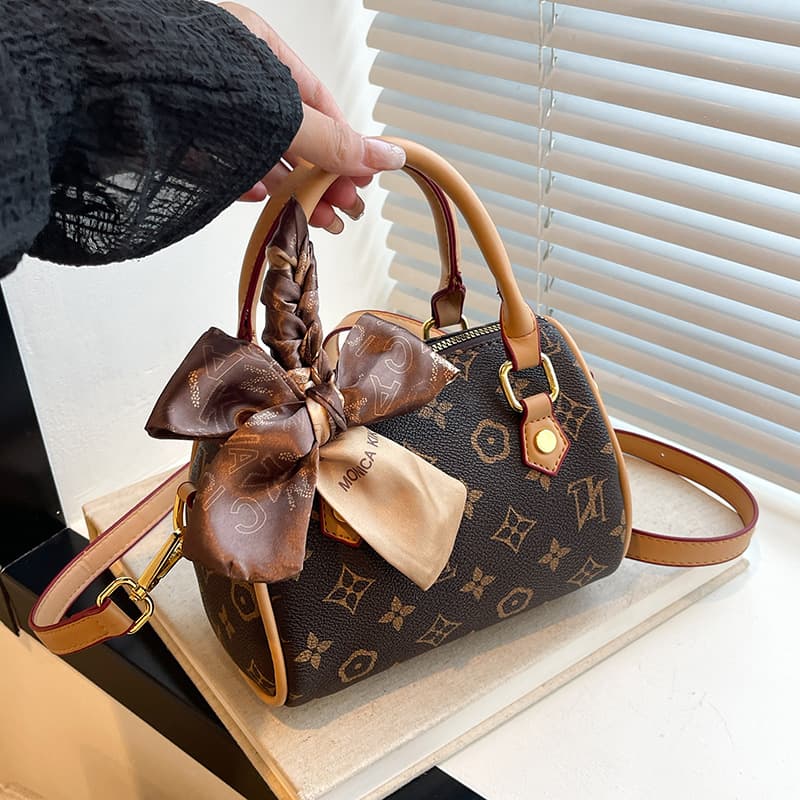 2026 New Fashion Versatile Shoulder Crossbody Bag, High-End Simple Monogram Handbag, Women's Commute Small Bag