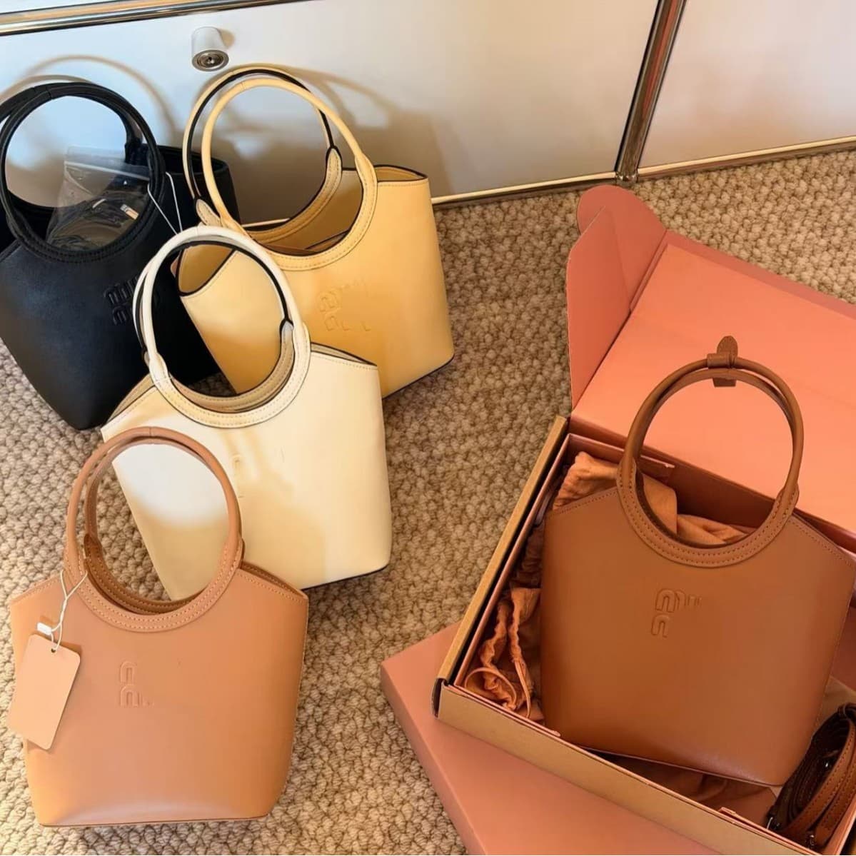 2026 New Round Arc Handle Miu Ivy Tote Bag European American Vintage Market Bag Classic Versatile Shoulder Bag